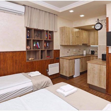 Family Mini-Hotel Martirosyan'S And Tours Erevan Esterno foto