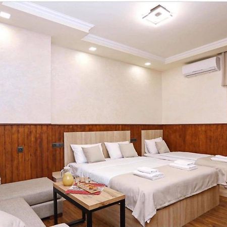 Family Mini-Hotel Martirosyan'S And Tours Erevan Esterno foto
