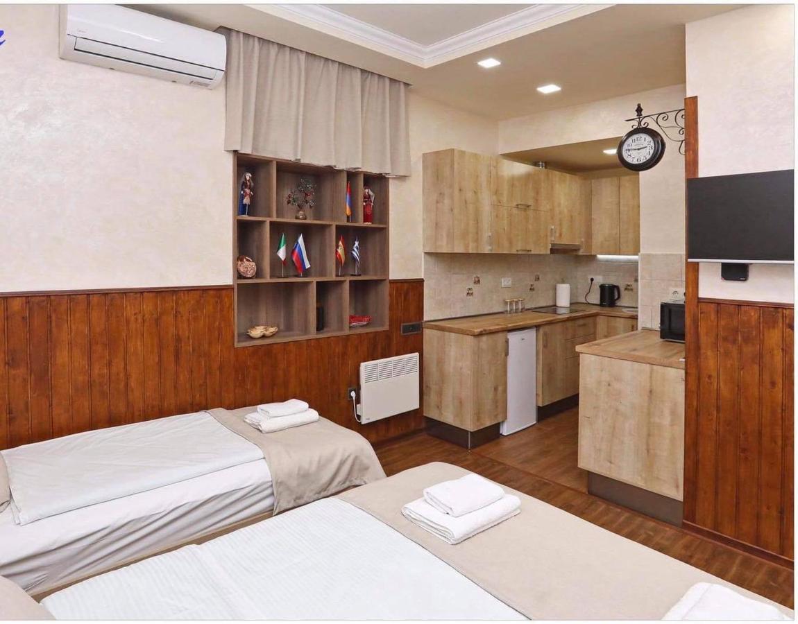 Family Mini-Hotel Martirosyan'S And Tours Erevan Esterno foto
