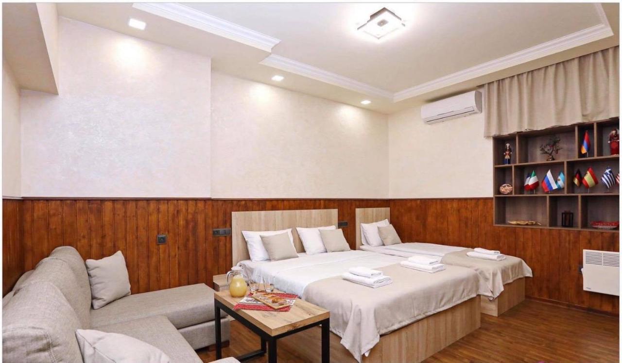 Family Mini-Hotel Martirosyan'S And Tours Erevan Esterno foto