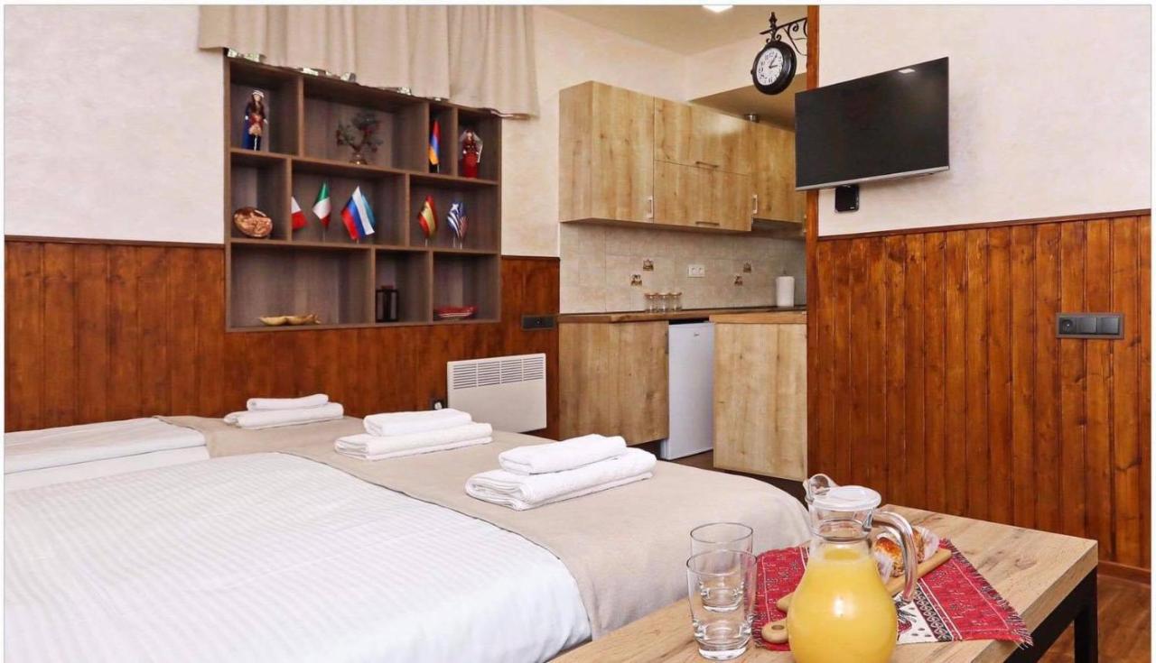 Family Mini-Hotel Martirosyan'S And Tours Erevan Esterno foto