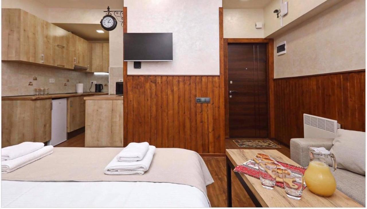 Family Mini-Hotel Martirosyan'S And Tours Erevan Esterno foto