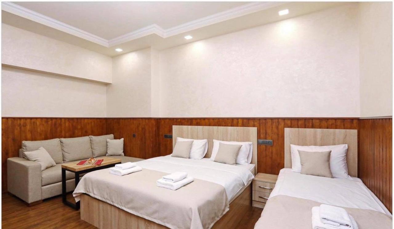 Family Mini-Hotel Martirosyan'S And Tours Erevan Esterno foto