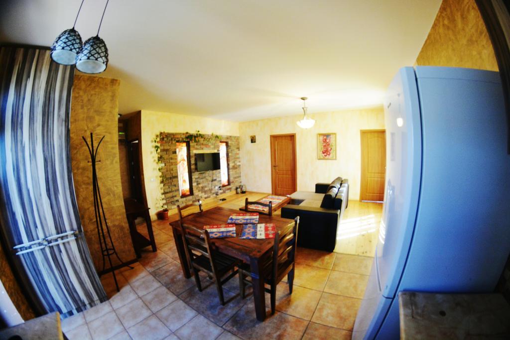 Family Mini-Hotel Martirosyan'S And Tours Erevan Esterno foto