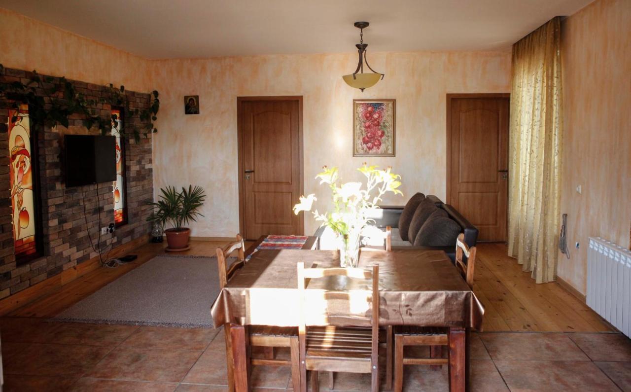 Family Mini-Hotel Martirosyan'S And Tours Erevan Esterno foto