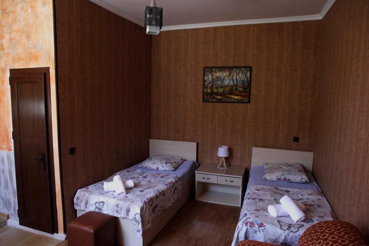 Family Mini-Hotel Martirosyan'S And Tours Erevan Esterno foto