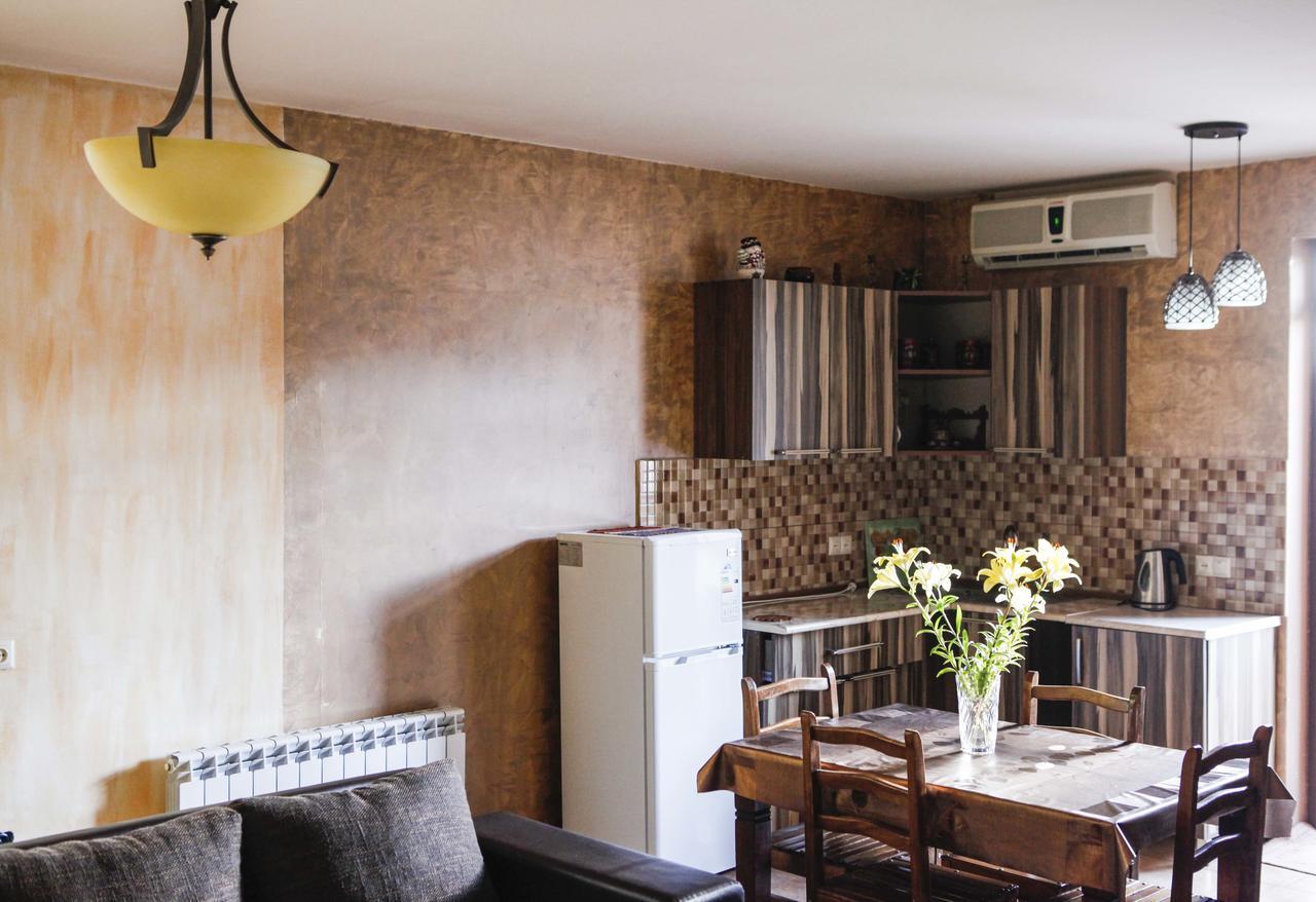 Family Mini-Hotel Martirosyan'S And Tours Erevan Esterno foto