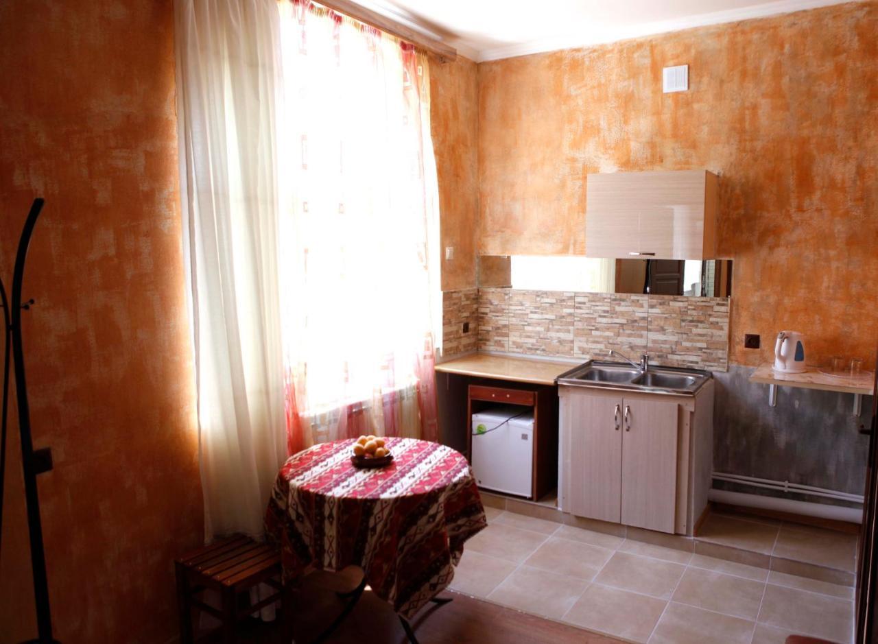 Family Mini-Hotel Martirosyan'S And Tours Erevan Esterno foto