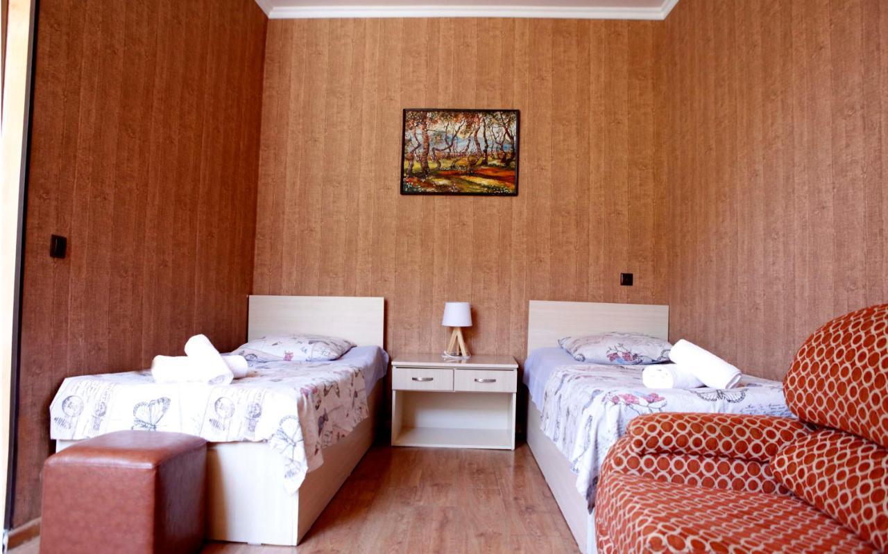 Family Mini-Hotel Martirosyan'S And Tours Erevan Esterno foto
